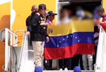 Avión con 242 migrantes venezolanos llega a Caracas desde México