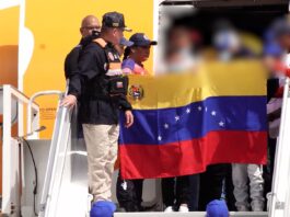 Avión con 242 migrantes venezolanos llega a Caracas desde México