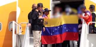 Avión con 242 migrantes venezolanos llega a Caracas desde México
