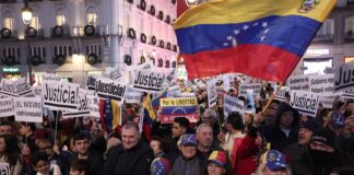 Miles de venezolanos protestan en Madrid contra Maduro en vísperas de su toma de posesión