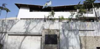 "Situación de alto riesgo”: asilados en la embajada argentina en Caracas denuncian "asedio" del Gobierno venezolano