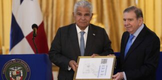 El líder opositor venezolano Edmundo González presentó en Panamá copias de las actas electorales