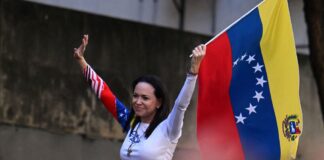 “Venezuela es libre”, dice María Corina Machado tras reaparecer en una manifestación en Caracas