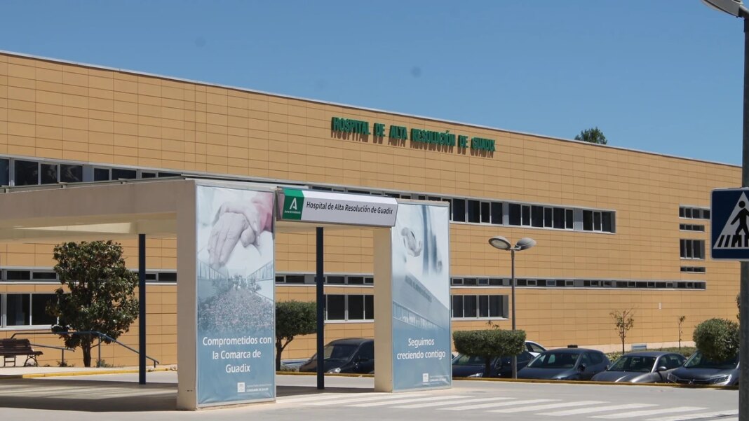 Hospitalizado un menor de 17 años tras ser apuñalado por un compañero de instituto en Guadix, Granada
