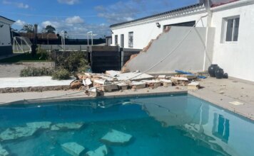 VÍDEO: Una cámara de seguridad capta el paso del fuerte tornado en Huelva