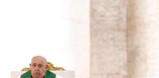 El papa Francisco atraviesa un “cuadro clínico complejo” y seguirá en el hospital por tiempo indefinido