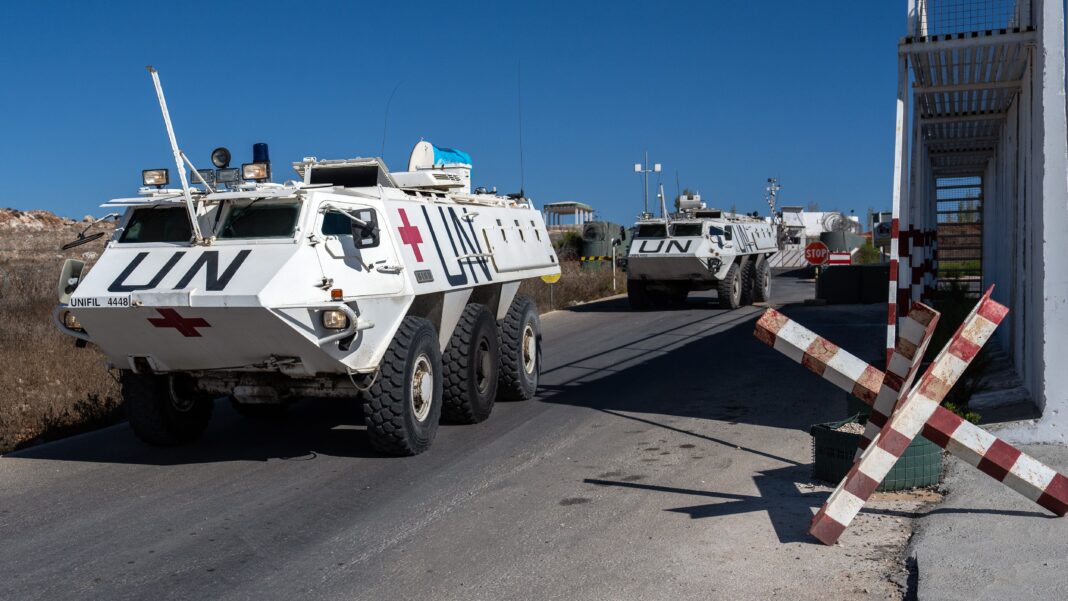 Seguidores de Hezbolá hieren a un casco azul al atacar su convoy y quemar un vehículo cerca de Beirut