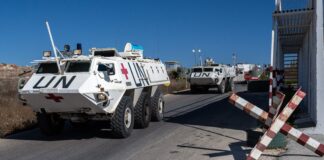 Seguidores de Hezbolá hieren a un casco azul al atacar su convoy y quemar un vehículo cerca de Beirut