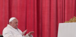 El papa Francisco condena las deportaciones de Trump y la Casa Blanca responde que el Vaticano también tiene un muro