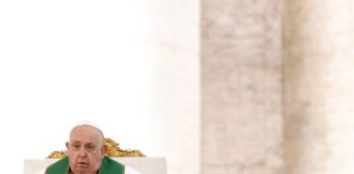 El papa Francisco atraviesa un “cuadro clínico complejo” y seguirá en el hospital por tiempo indefinido