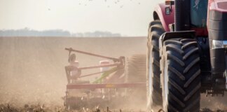 Muere un hombre de 76 años tras caer con su tractor por un barranco en La Rambla