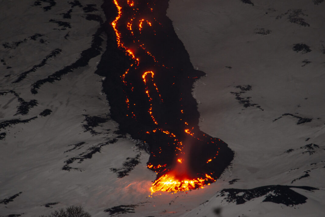 La erupción del volcán Etna y su espectáculo visual, en imágenes