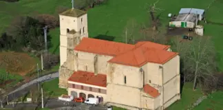 El pequeño pueblo de Cantabria con casas indianas y una iglesia declarada comoBien de Interés Cultural