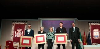 Luis Ángel Maté, Elena Benítez y Ayoub Ghadfa reciben la Medalla de la Ciudad de Marbella