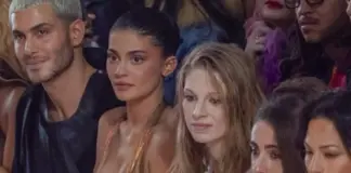 Kylie Jenner impacta con un vestido encorsetado y escote de vértigo en el desfile de Jean Paul Gaultier