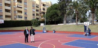 Mejoran la seguridad y la calidad de las pistas de baloncesto y de fútbol sala del Polideportivo El Arquillo en San Pedro Alcántara