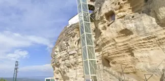El impresionante ascensor panorámico que lleva al mirador de este pequeño pueblo de Andalucía