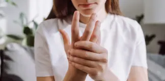 Así se manifiestan los primeros síntomas de artritis, una enfermedad mucho más frecuenteen mujeres jóvenes