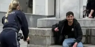 El autor del ataque a cuchillo en Austria: un sirio de 23 años, sonriente y haciendo el gesto de ISIS