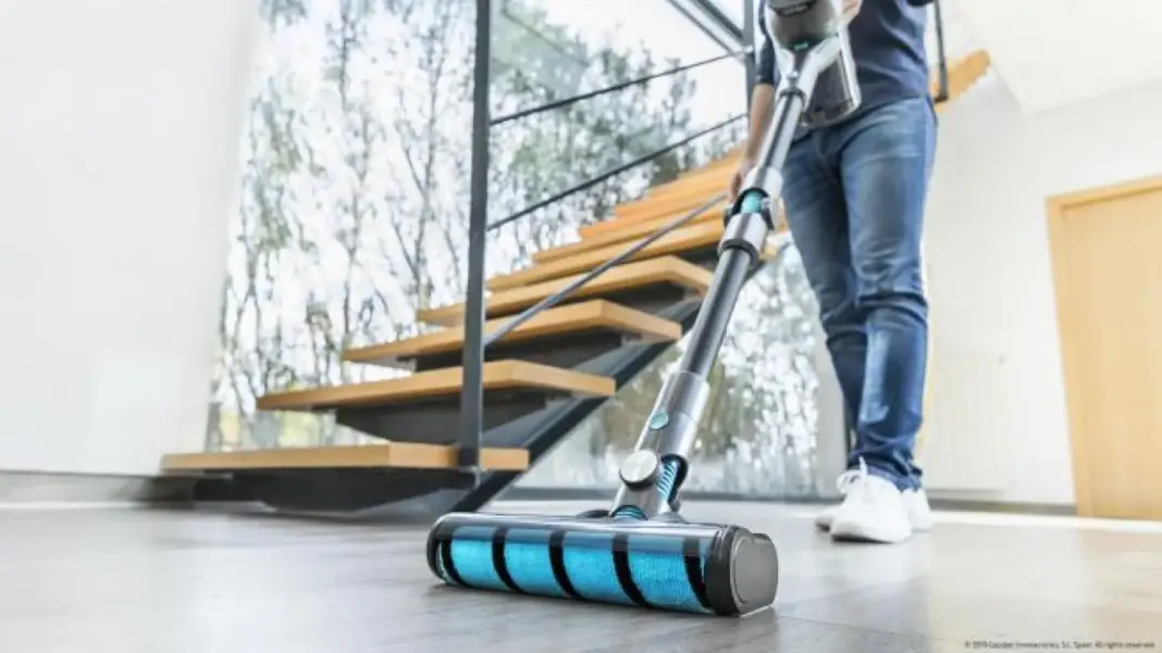 La aspiradora sin cables de Cecotec de menos de 100 euros perfecta para limpiar rápido