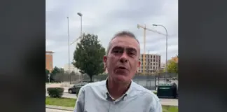 Un profesor de autoescuela desvela una ranura de emergencia en el maletero: "pocos conductores la conocen"
