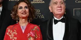 María Jesús Montero, la más original, vestida con un kimono japonés enla alfombra roja delos Premios Goya 2025