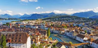 Una de las ciudades más bonitas de Suiza, juntoa un precioso lago rodeado de montañas