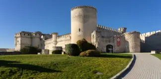 El pueblo medieval de Segovia con doce iglesias, seis conventos y una fortaleza con múltiples usos
