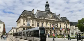 La bella ciudad que fue capital de Francia y es la mejor puerta de entrada a los Castillos del Loira