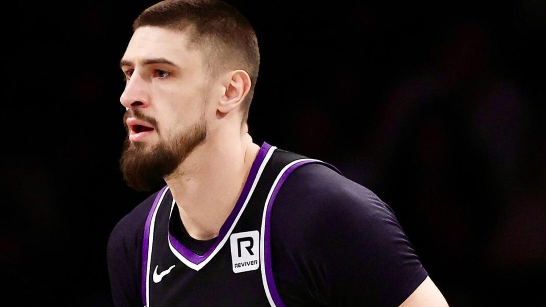 Alex Len refuerza el juego interior de los Lakers