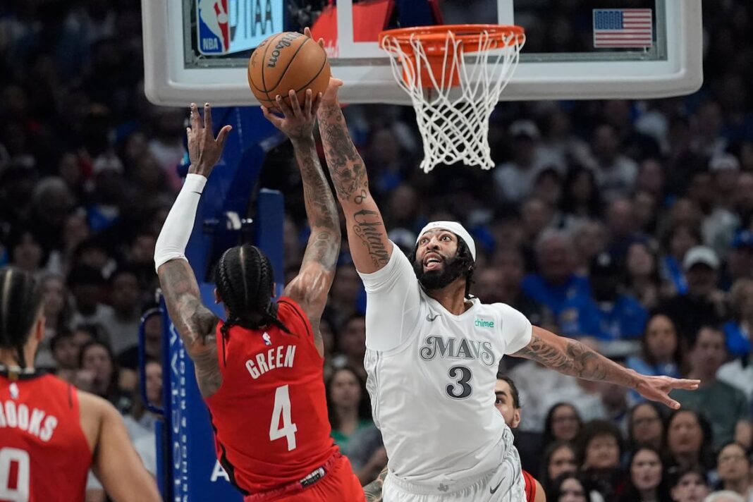 Anthony Davis marca 26 puntos antes de lesionarse en su debut con los Dallas Mavericks