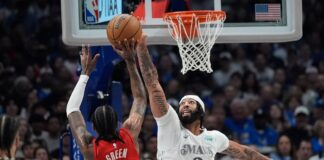 Anthony Davis marca 26 puntos antes de lesionarse en su debut con los Dallas Mavericks